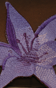 Brodyr - broderad blomma (lilja) 
